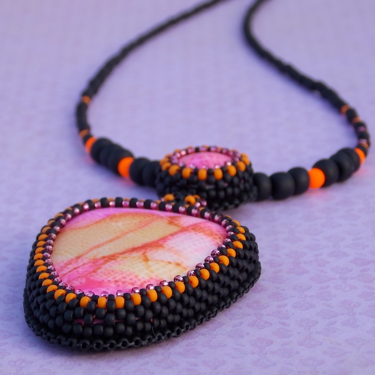 Panter v pinkooranžádě...