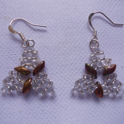 náušnice trojúhelník hnědá