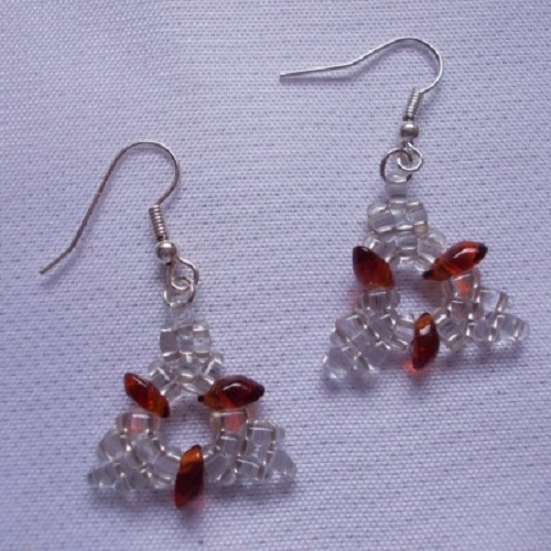 náušnice trojúhelník červená