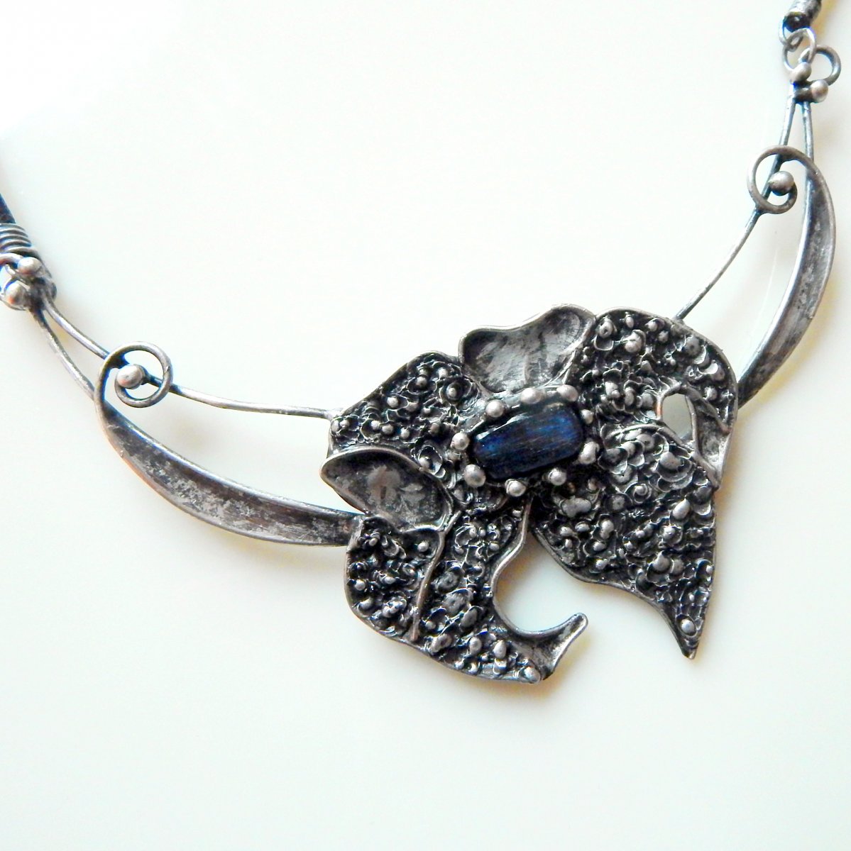 Kvetoucí lilie - kyanit