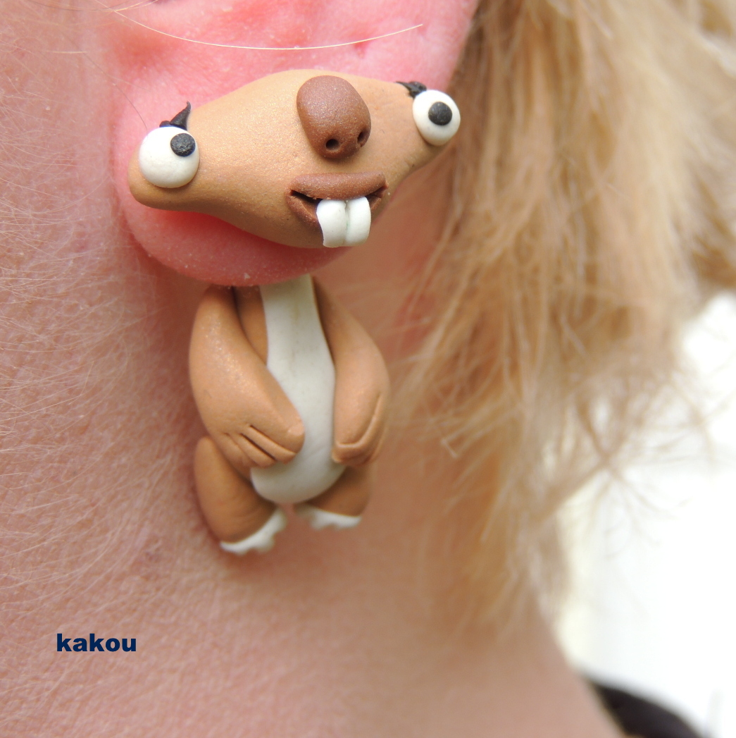 náušnice skrz ucho - lenochod