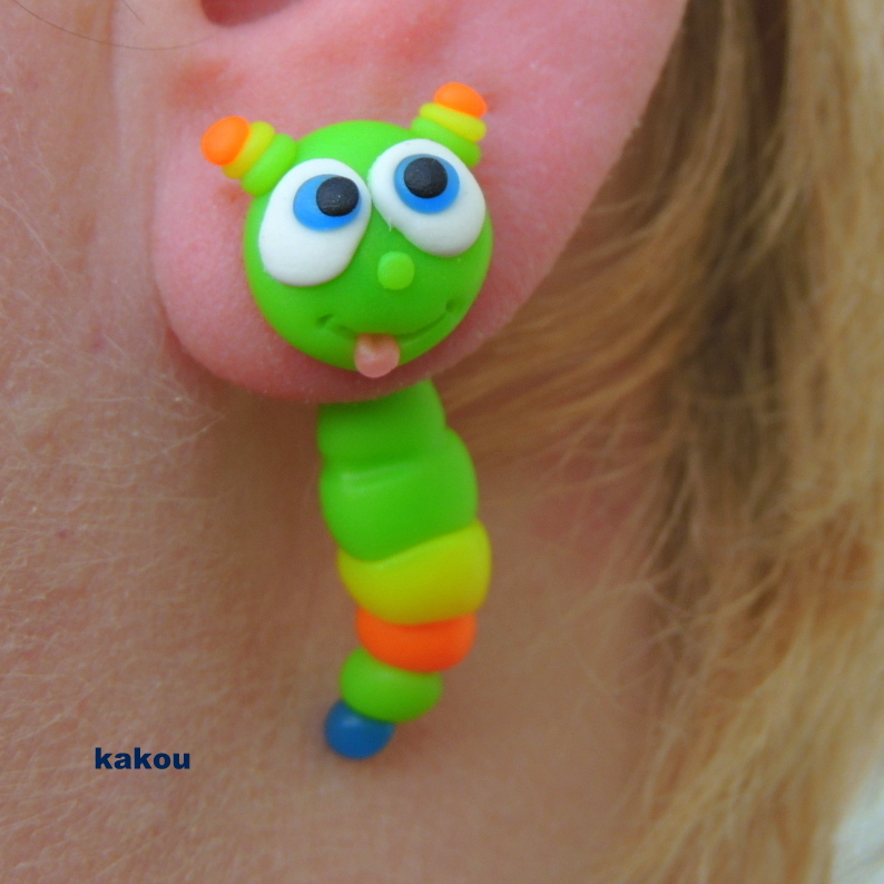 náušnice skrz ucho -veselej červ