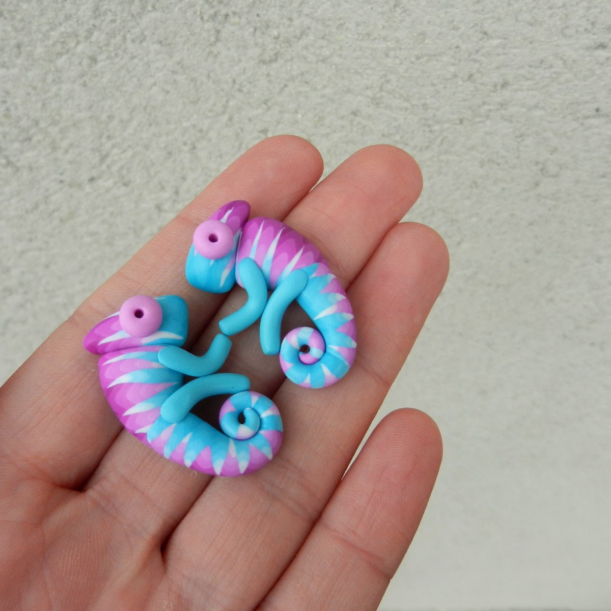 Chamíci azurovorůžoví do uší