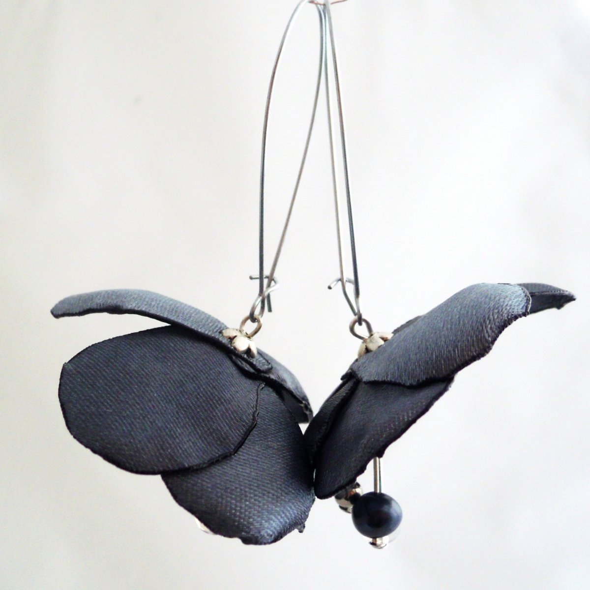 Náušnice: Šedivé květy