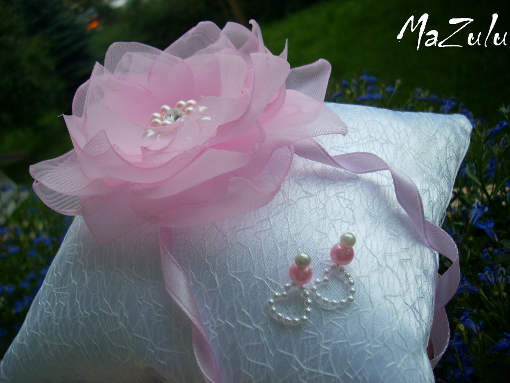  svatební polštářek pod prstýnky s ružovou květinkou