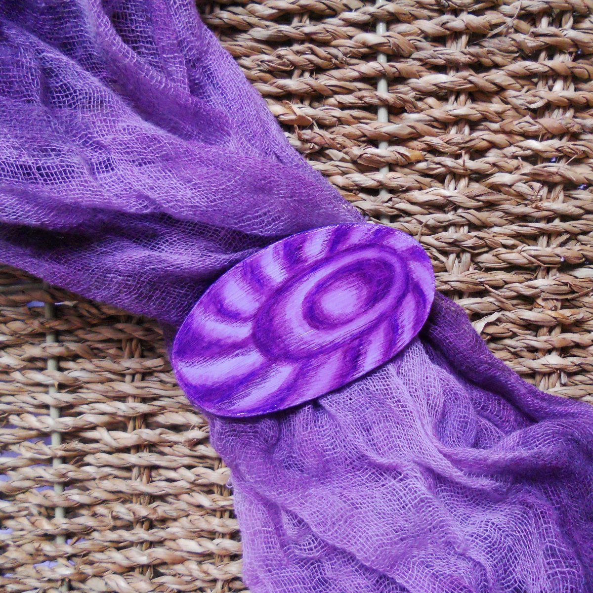 Levandulová - malovaná dřevěná brož