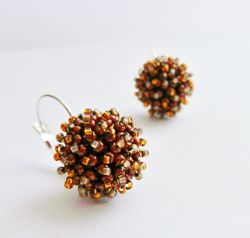 Hnědé bambulky s odlesky