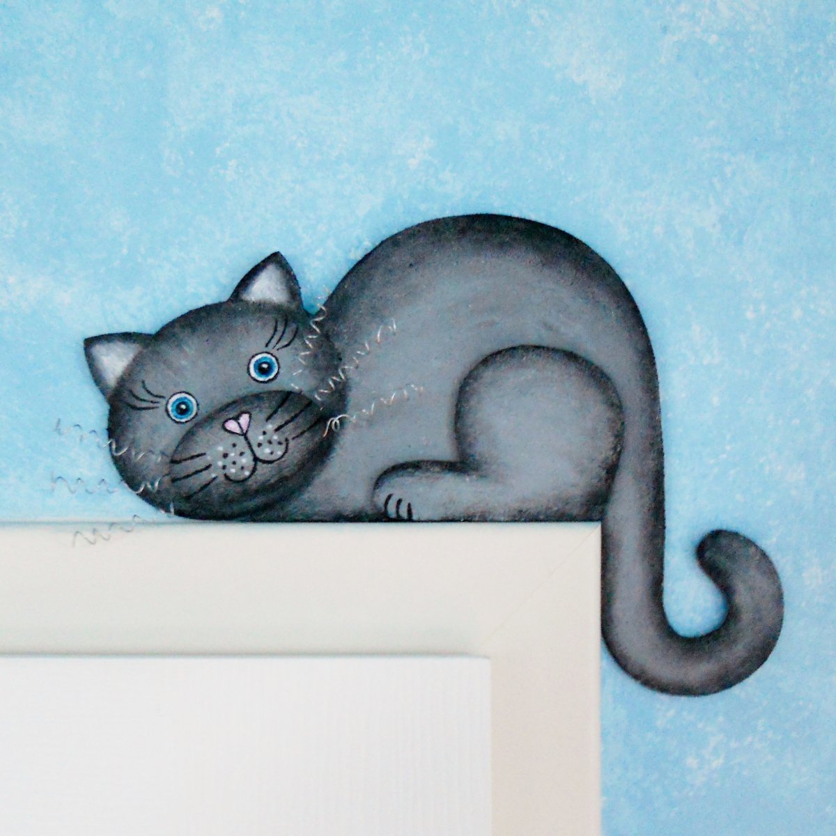 Kočka na dveře šedá