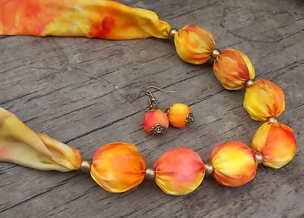 Žlutooranžová  hedvábná souprava