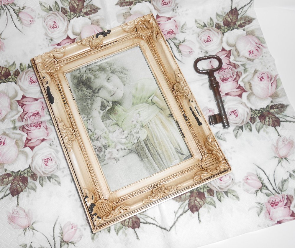 Obrázek v barokním rámečku - děvčátko