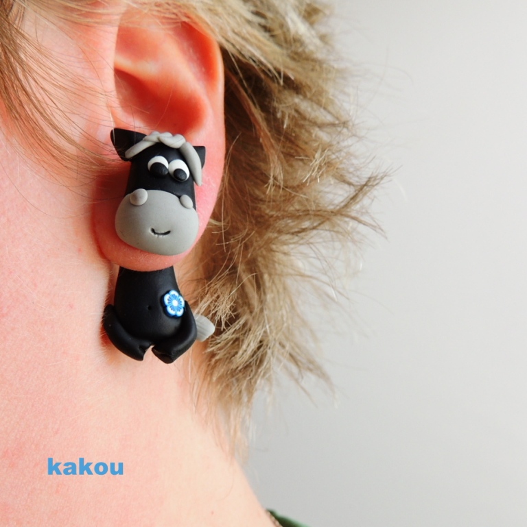 náušnice koníci černí - skrz ucho