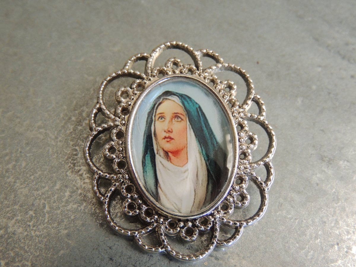 Vzhlíží k nebesům, brož