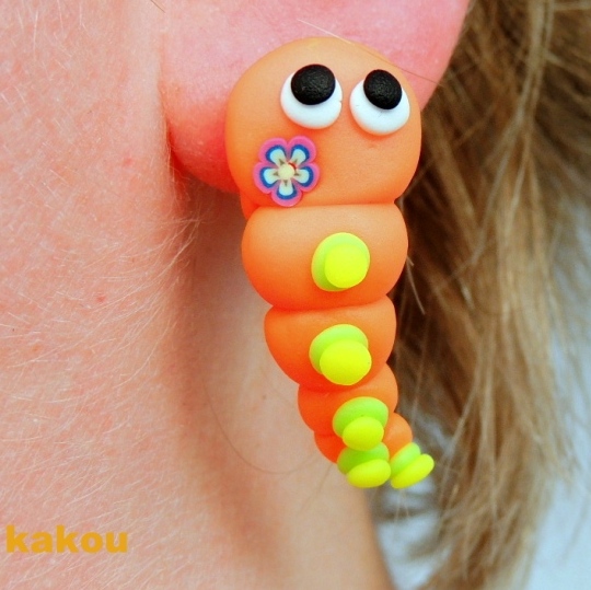 potvůrka kousavá - housenka neonová oranžová