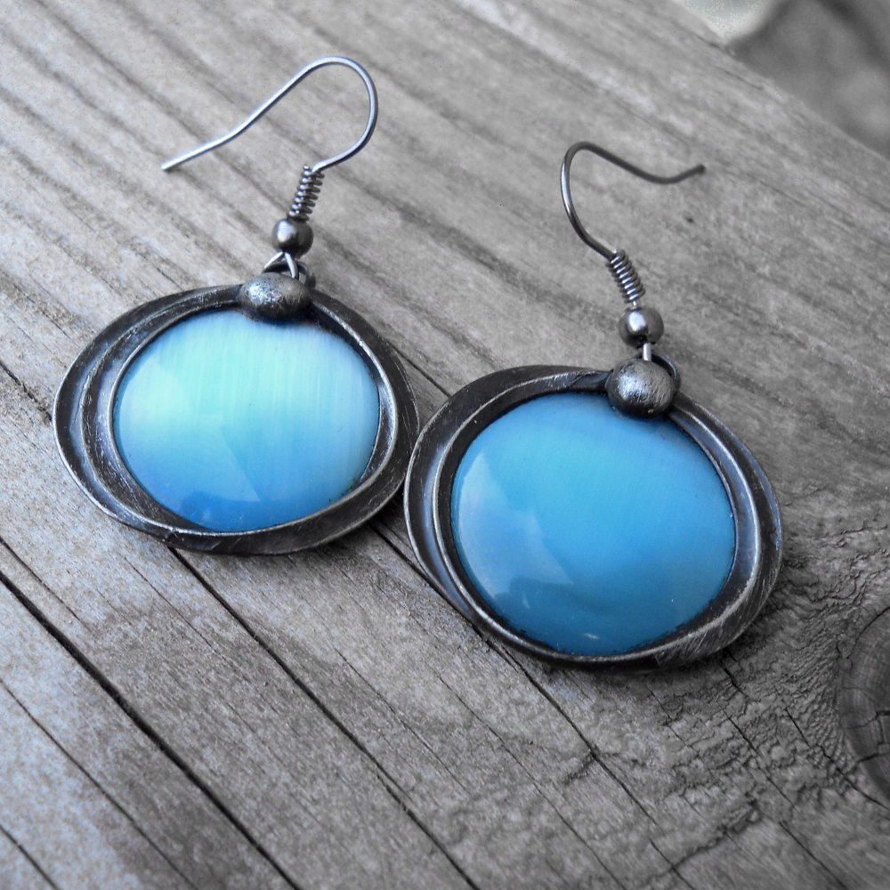 Světle modrá v kruzích