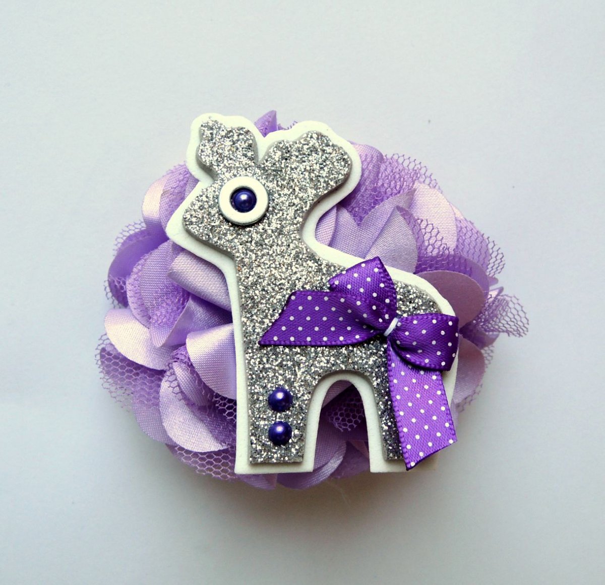 brož sob na květině