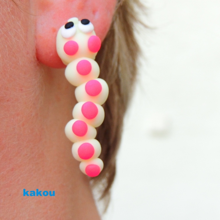 potvůrka kousavá - housenka svítivá