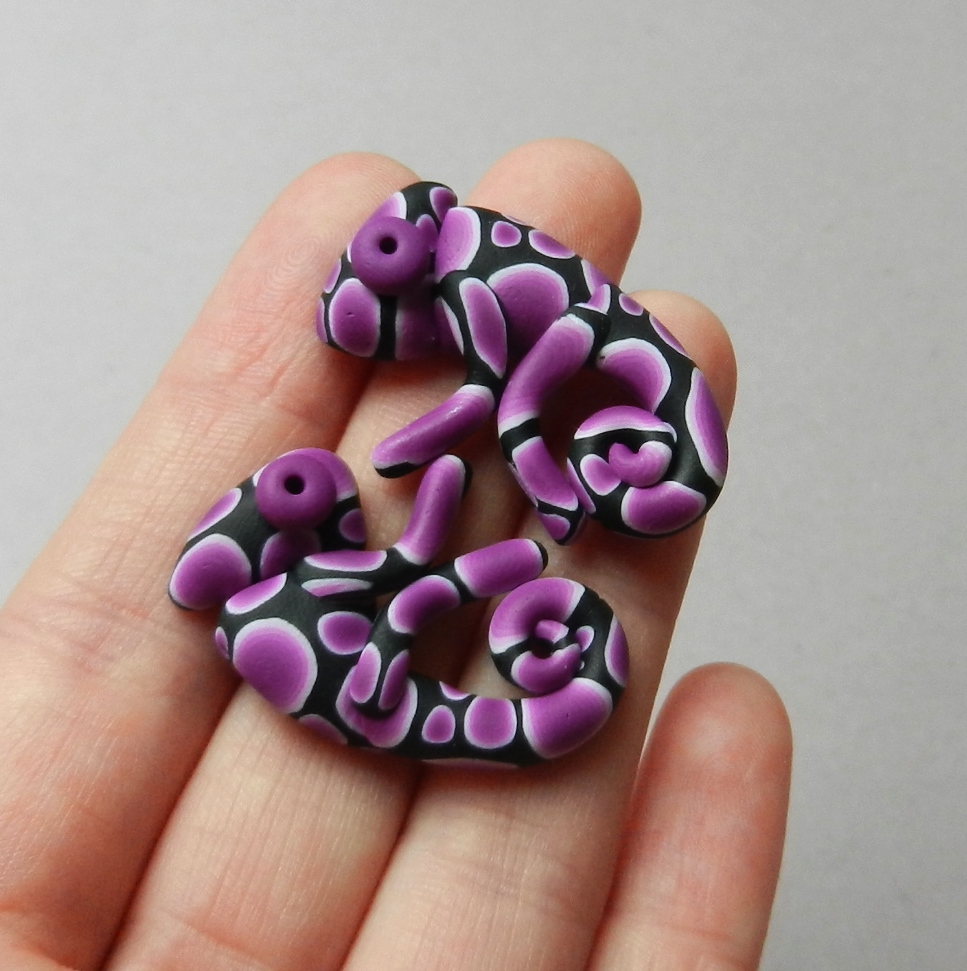 Fialoví strakatí chamíci do ucha