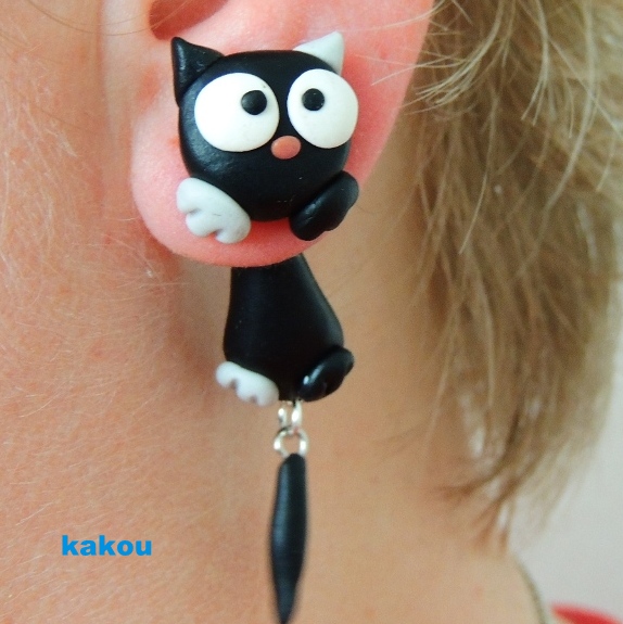 náušnice skrz ucho - černá kočka vytřeštěná