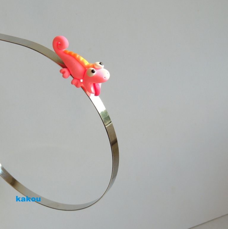 čelenka do vlasů s chameleoní slečnou