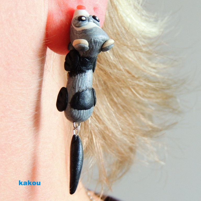 náušnice zakousnuté - fretka šedá