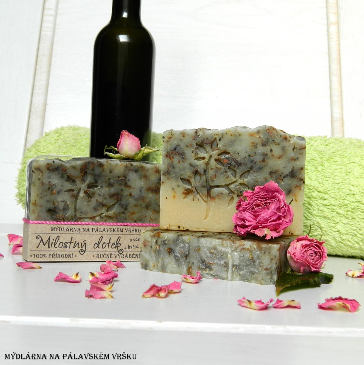 Milostný dotek s plátky růží