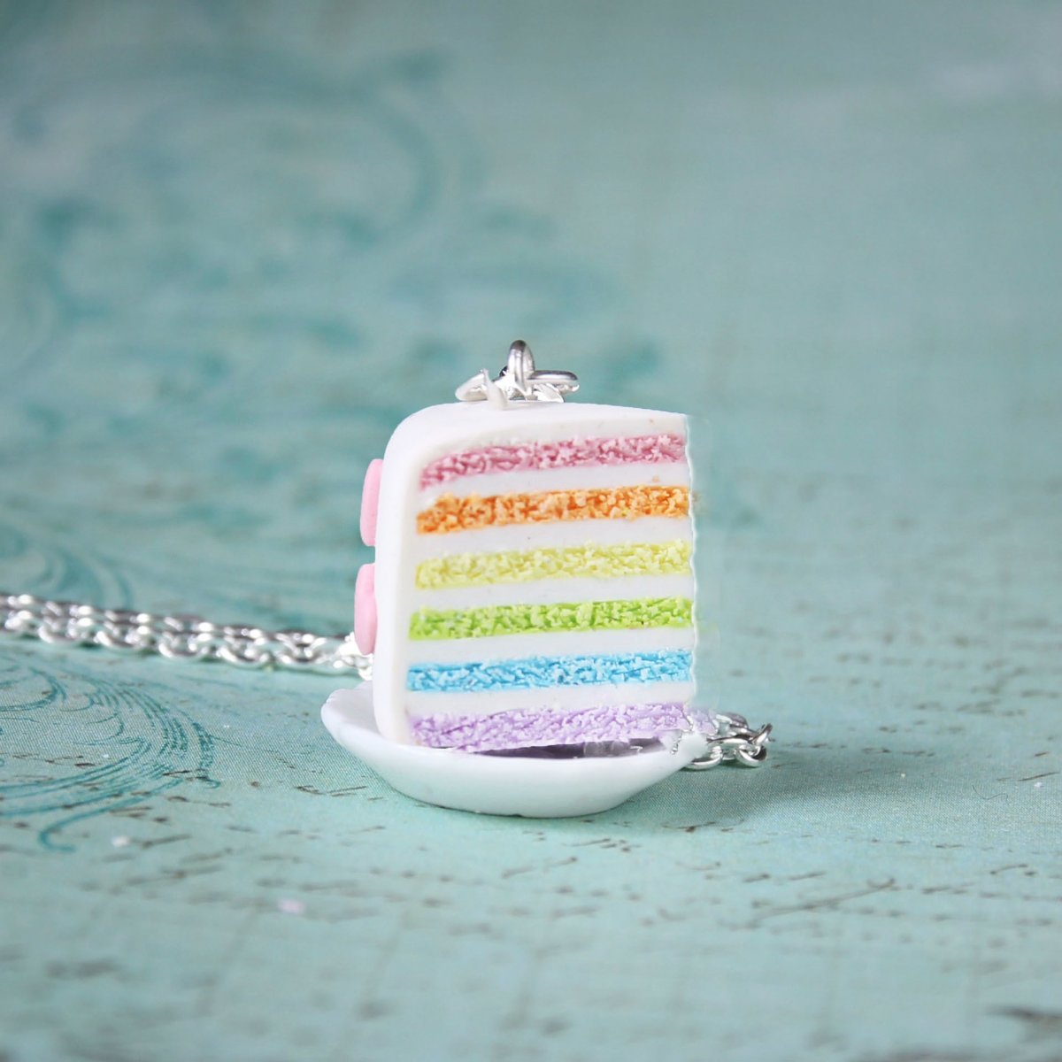 Pastelově duhový dort se srdíčky