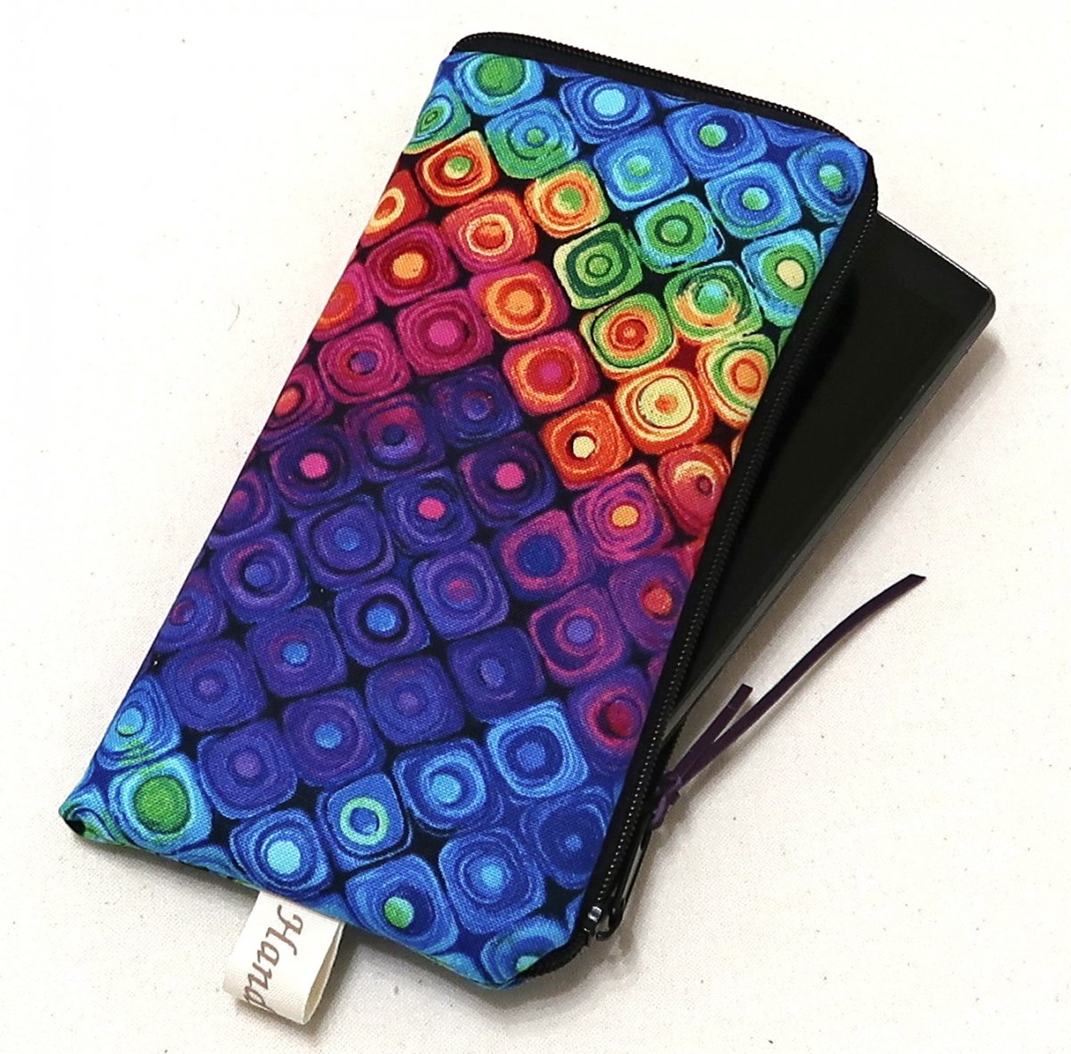 DUHOVÝ  - obal na mobil o velikosti 15 x 8 cm 