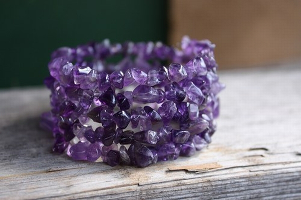 Náramek na paměťovém drátu 