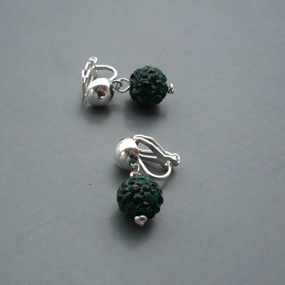 Tmavě zelené třpytivé jednokuličkové klipsy