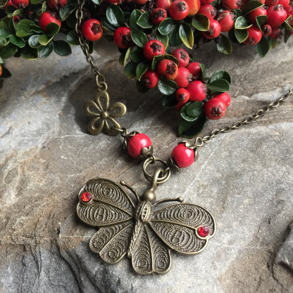 Motýl v jeřabinách