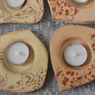 Originální svícen s reliéfní keramický
