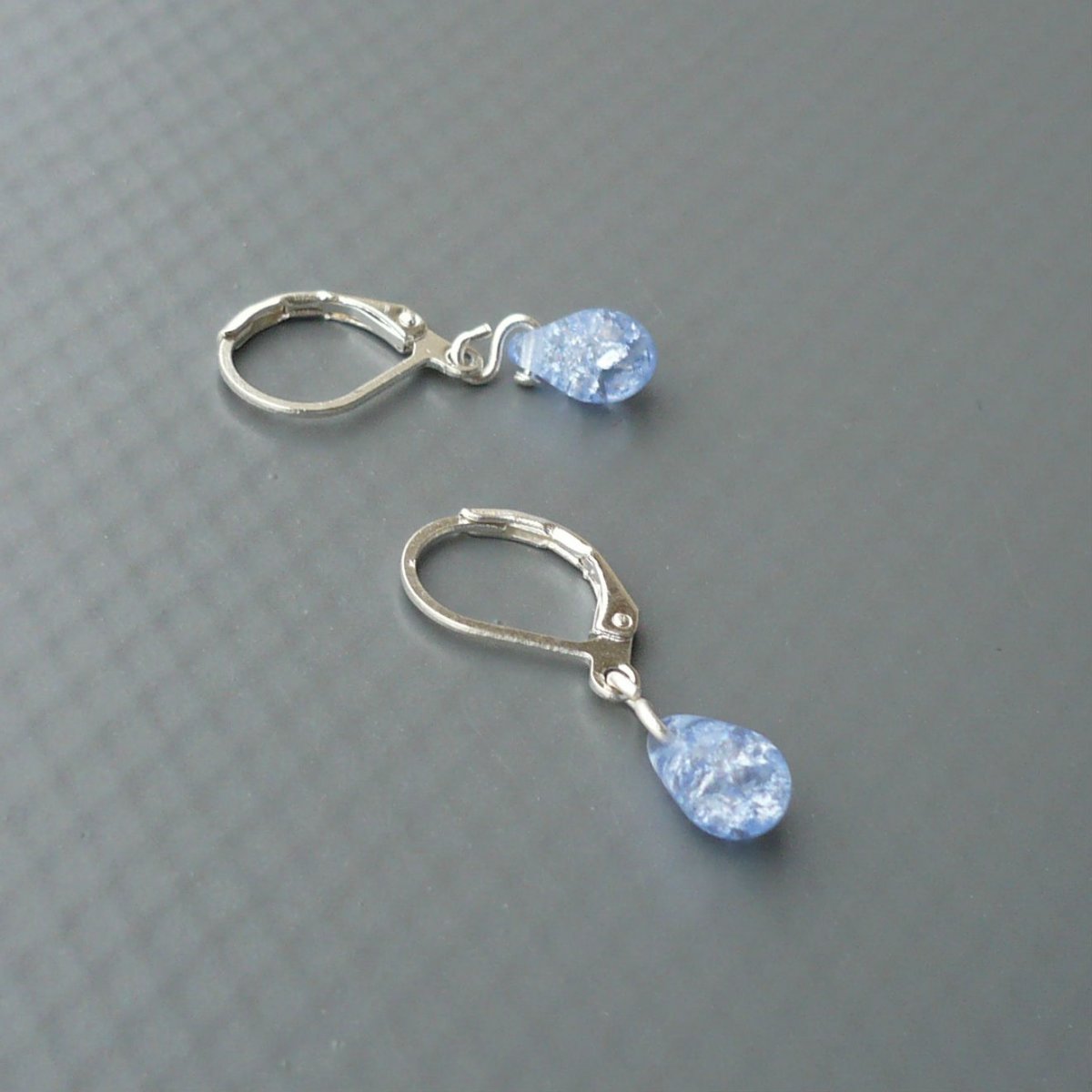 Světlounce modré kapky - drobné náušnice