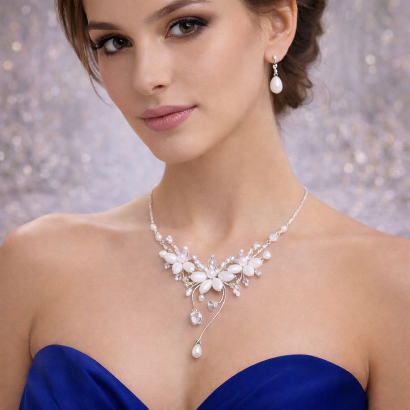 Luxusní bílý svatební šperkový set – ručně vyráběný náhrdelník a náušnice s perlami a křišťály