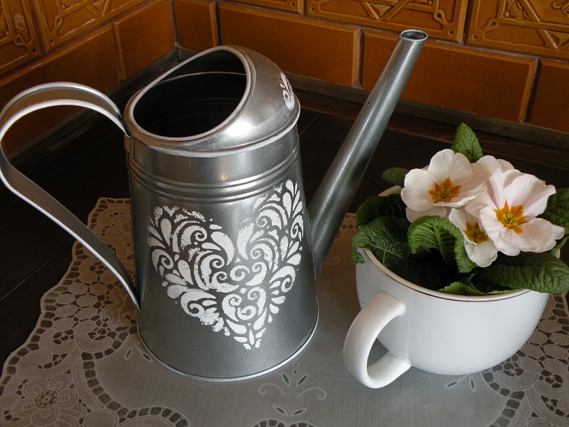 Plechová konvička - bílé srdce