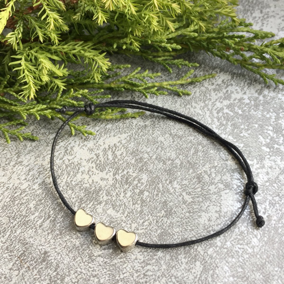 Tři srdíčka - černý náramek 