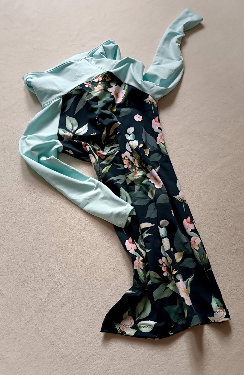 dámské mikinové šaty s kapucí