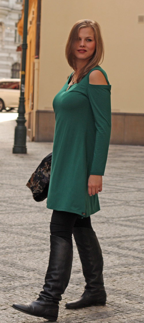 Zelené zvonové šaty s dlouhým rukávem 