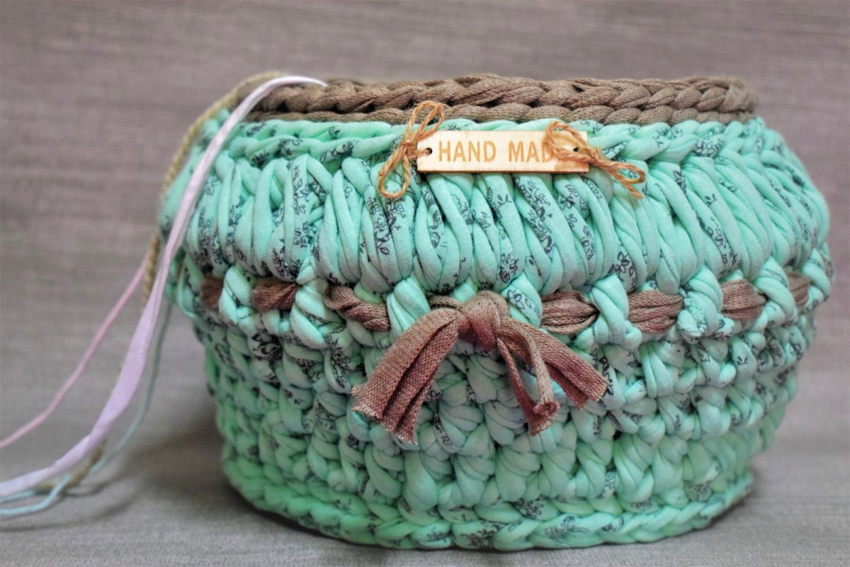 Háčkovaný dekorační / úložný košík 25×15 cm