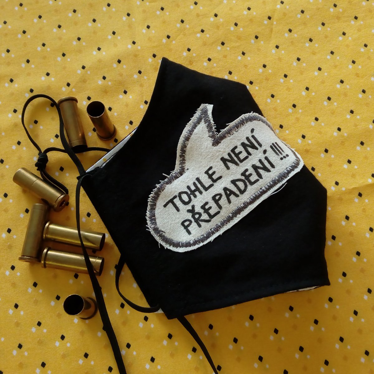 Černá rouška s nápisem Tohle není přepadení!