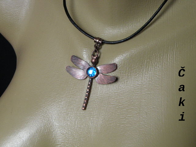 Létající drahokamy u řeky....