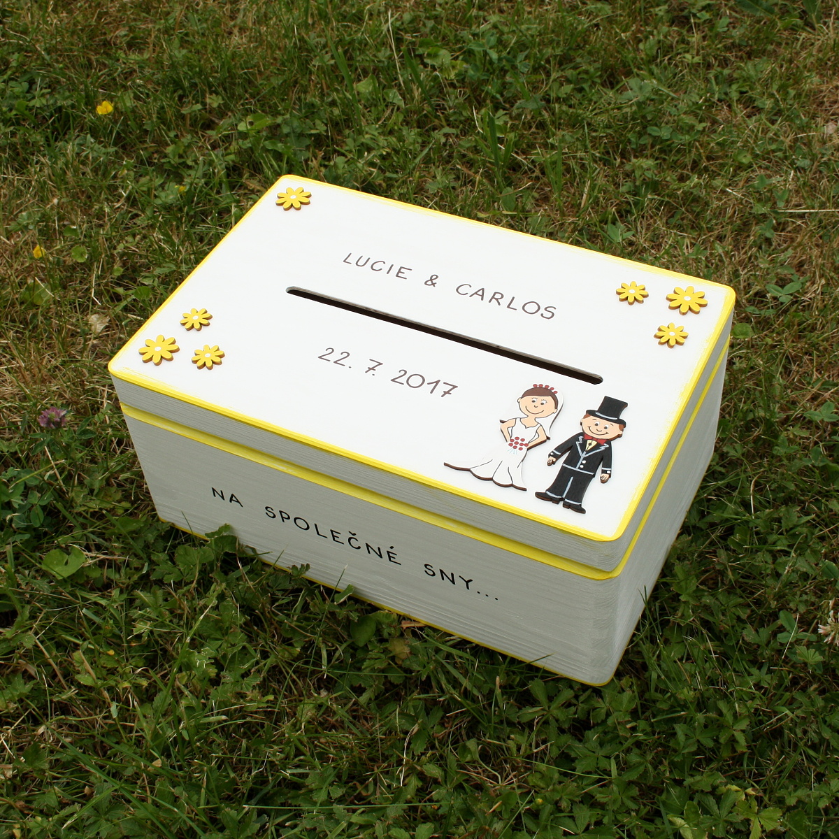 Velká svatební truhla s novomanželi