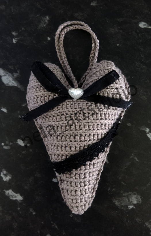 Háčkované dekorační srdce na zavěšení šedé