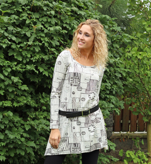 Černosmetanové zvonové šaty s dlouhým rukávem 