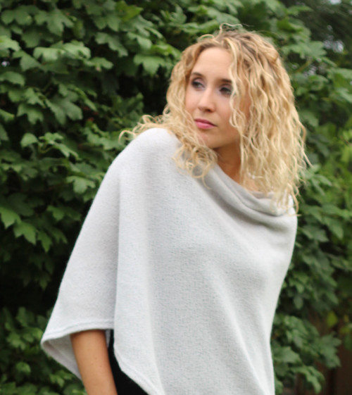 Světlešedé pončo