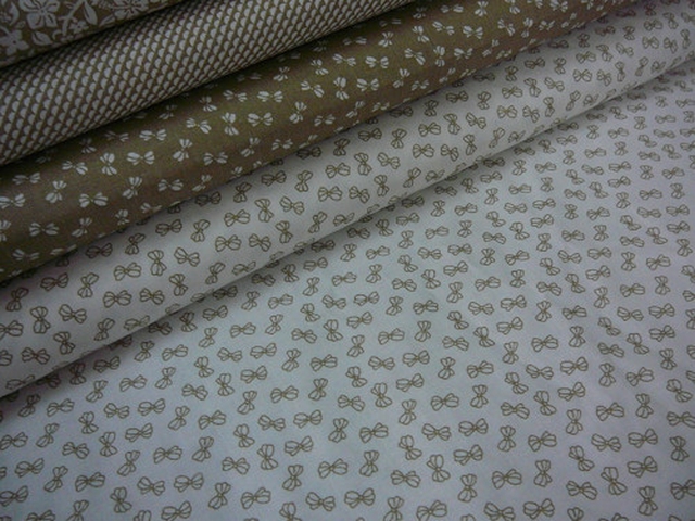 Bavlněná látka - metráž - hnědé mašličky na bílé - š. 150 cm