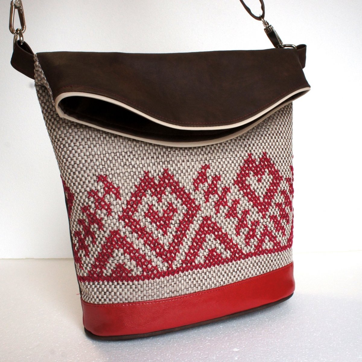 Vyšívaná kabelka "Červená ..."