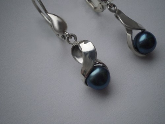 NÁUŠNICE s černou perlou