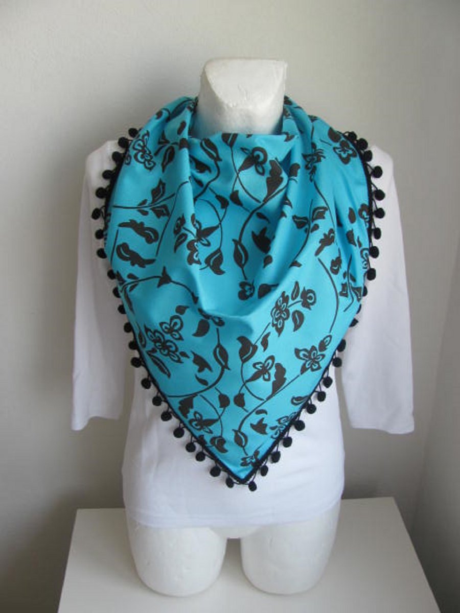 Šátek s černými květy