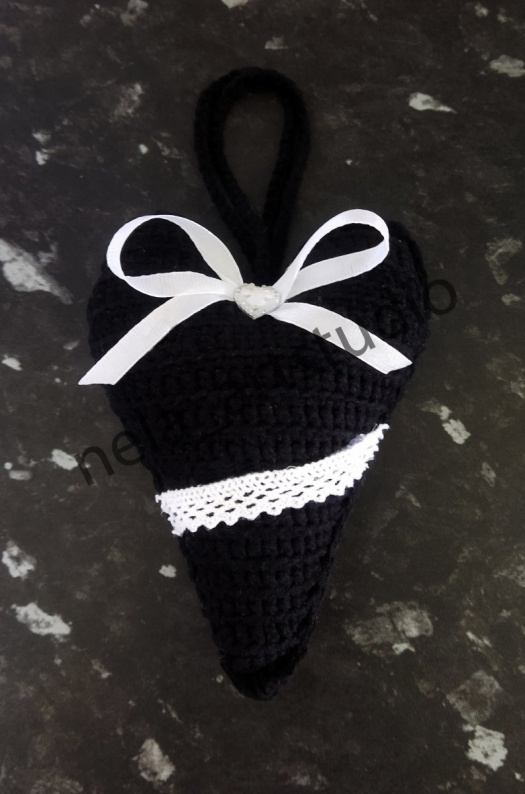 Háčkované dekorační srdce na zavěšení černé