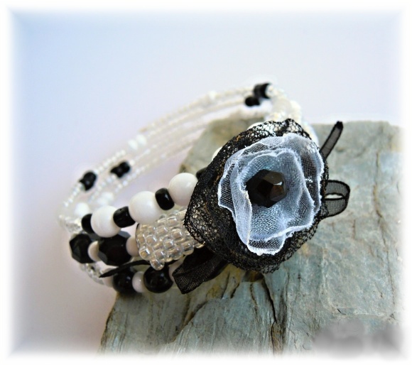 Náramek černobílý